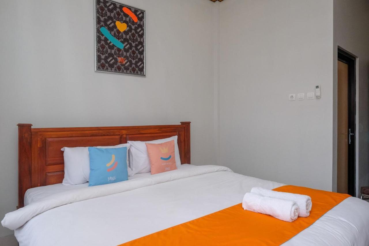 Sans Hotel Kumbang Yogyakarta By Reddoorz Екстериор снимка