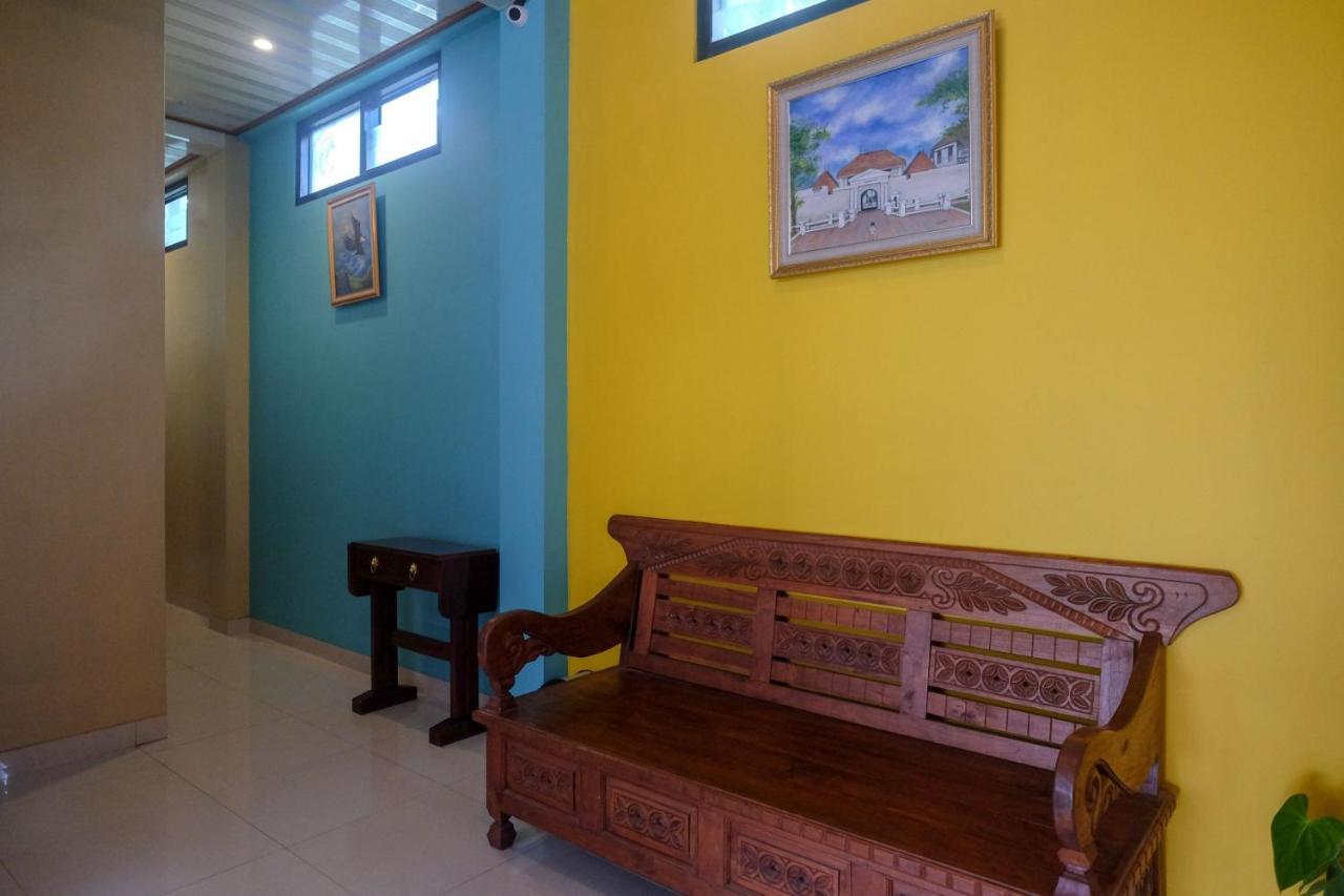 Sans Hotel Kumbang Yogyakarta By Reddoorz Екстериор снимка